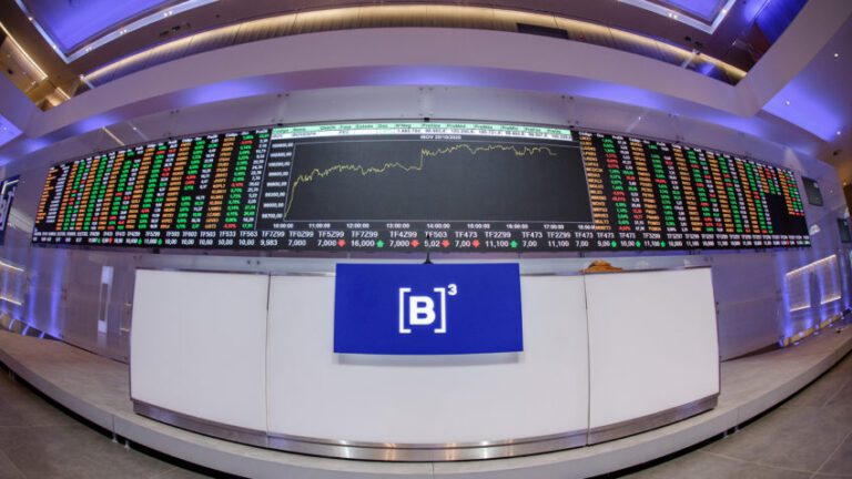 Ibovespa avança em novembro e se aproxima de recorde de desempenho mensal