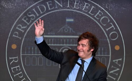 Crise na equipe econômica de Javier Milei: saídas abruptas e desavenças internas