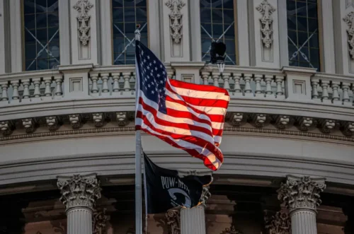 Os Estados Unidos enfrentaram um desempenho abaixo do esperado em relação à criação de empregos fora do setor agrícola no mês de outubro, de acordo com os dados divulgados nesta sexta-feira (3) pelo Departamento do Trabalho do país. Em setembro, os EUA surpreenderam com a adição de 297 mil novos postos de trabalho (dado revisado), porém, em outubro, apenas 150 mil vagas foram criadas. Desse modo, a expectativa de analistas, que previam a criação de 180 mil empregos no mês, não foi alcançada. Além disso, a taxa de desemprego subiu de 3,8% para 3,9%, superando a projeção de estabilidade. O mercado já esperava uma queda no mês, em parte devido às greves nas montadoras de veículos, uma vez que os dados dos trabalhadores em greve não são incluídos nas folhas de pagamento. No aspecto positivo, o salário médio por hora de todos os empregados no setor privado não agrícola nos EUA aumentou em 7 centavos de dólar, ou 0,2%, atingindo US$ 34,00. Nos últimos 12 meses, o rendimento médio por hora teve um crescimento de 4,1%. Dados do payroll nos meses anteriores Os dados do payroll para agosto e setembro sofreram revisões para baixo. O emprego em agosto foi revisado de 227 mil para 165 mil, e o de setembro caiu de 336 mil para 297 mil. Com essas revisões, a queda no emprego total em agosto e setembro combinados foi de 101.000 em relação aos números anteriores. Em outubro, o número de pessoas que perderam o emprego permanentemente aumentou em 164.000, totalizando 1.6 milhão. O número de pessoas em layoff permaneceu praticamente inalterado, com 873 mil. Os desempregados de longa duração (27 semanas ou mais) representavam 19,8% de todos os desocupados nos EUA. A taxa de participação na força de trabalho permaneceu estável, em 62,7%. Houve pouca variação no número de pessoas que não fazem parte da força de trabalho, mas que desejam um emprego, com um total de 5,4 milhões. Essas pessoas não foram consideradas desempregadas, pois não procuraram ativamente trabalho nas últimas 4 semanas ou não estavam disponíveis para aceitar um emprego. Setores com desempenhos contrastantes Alguns setores apresentaram resultados mistos. O setor de saúde criou 58.000 empregos em outubro, em linha com o ganho médio mensal de 53.000 nos últimos 12 meses. Enquanto isso, os empregos no governo aumentaram em 51.000, voltando ao nível pré-pandemia, com um crescimento mensal médio de 50.000 nos últimos 12 meses. No setor de construção, o emprego continuou a subir com a criação de 23.000 vagas, aproximadamente em linha com o ganho médio mensal de 18.000 nos últimos 12 meses. Por outro lado, a indústria de transformação viu uma queda de 35.000 empregos em outubro, reflexo de um declínio de 33.000 nas montadoras de veículos e empresas de autopeças, principalmente devido às greves. O emprego no setor de lazer e hotelaria teve poucas alterações, com um ganho de 19 mil empregos no mês. A média desse setor estava em 52.000 empregos por mês nos 12 meses anteriores.