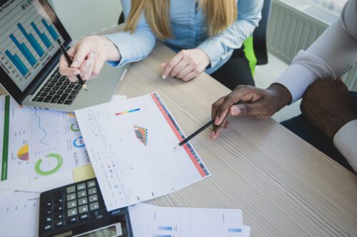 liquidez corrente: duas pessoas analisando gráficos.