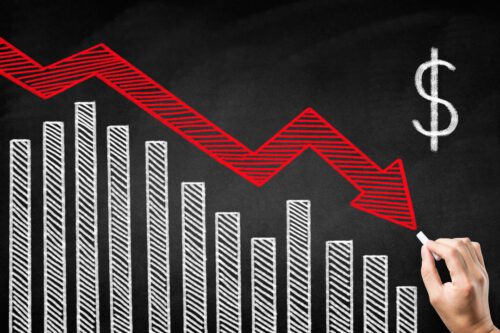 penny stocks: um gráfico de barra com a seta vermelha descendo.
