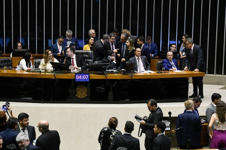 Congresso aprova novo salário 2024 mínimo fixado em R$1.412