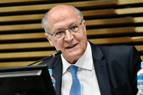 Alckmin destaca desafios fiscais para redução de juros e competitividade cambial em discurso