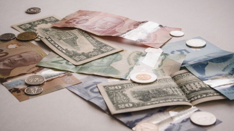 Dinheiro sobre uma mesa, representando a balança comercial