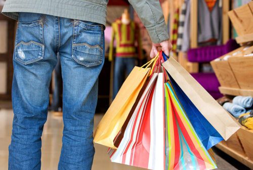 Consumidores brasileiros demonstram otimismo moderado nas compras de fim de ano, revela pesquisa