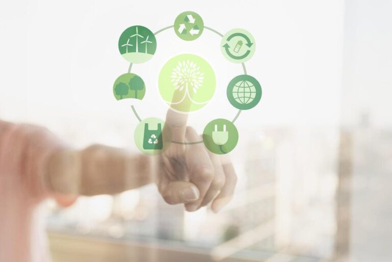 Diante das mudanças climáticas, muito se fala sobre sustentabilidade e medidas de Environmental, Social and Governance (ESG). No Brasil, não é diferente. Inclusive, é possível até investir em ativos voltados para essa finalidade. Um deles é o crédito de carbono. Esse é um certificado que comprova a redução da emissão dos gases de efeito estufa. Portanto, ele é positivo para o meio ambiente e segue o chamado Mecanismo de Desenvolvimento Limpo (MDL), estabelecido pelo Protocolo de Kyoto. Mais do que isso, é uma oportunidade para você investir seu dinheiro na bolsa de valores do Brasil e fortalecer seu patrimônio. Quer saber mais sobre como investir em crédito de carbono e entender o que esse mercado representa? Confira neste post. O que é crédito de carbono? O crédito de carbono é um certificado digital que representa uma tonelada de dióxido de carbono (CO2) que deixou de ser emitida na atmosfera. Essa redução pode ser feita por projetos, empresas ou países, que podem negociar esse ativo em um mercado regulado ou voluntário. O primeiro é aquele em que o governo determina uma meta que deve ser cumprida por um setor ou player. Se isso deixar de acontecer, é necessário comprar os créditos de carbono como forma de compensação. Quando a emissão é mais baixa do que o valor estabelecido, o saldo excedente pode ser comercializado. Vale a pena destacar que o mercado regulado de carbono foi estabelecido pelo Protocolo de Kyoto como uma medida para evitar as mudanças climáticas. De forma paralela, também foi criada a opção voluntária, em que qualquer pessoa, ONG, empresa ou governo pode gerar créditos. Nesse caso, há auditoria por uma entidade independente. A principal diferença é que eles não são registrados na ONU. Na prática, eles não podem ser utilizados como meta de redução de gás carbônico. Isso interfere na precificação do certificado. Como os créditos de carbono surgiram? Os créditos de carbono surgiram durante a realização da 3ª Conferência das Partes da Convenção das Nações Unidas sobre Mudanças Climáticas. O evento foi realizado em Kyoto, no Japão, em 1997. A partir disso, foi assinado um tratado internacional com vistas à redução da emissão de gases de efeito estufa. O Protocolo de Kyoto foi criado em 1997. Dois anos depois, houve sua confirmação, mas sua vigência se iniciou somente em 2005. É válido reforçar que nem todos os países integram esse acordo. No entanto, aqueles considerados desenvolvidos e que são citados no Anexo I do Protocolo de Kyoto têm metas específicas a seguir. Nas nações em desenvolvimento têm participação voluntária. Esse é o caso do Brasil, que, em 2023, passou a pensar em regular o mercado de carbono. Além das metas para redução da emissão de gás carbônico, o acordo determinava alguns mecanismos de flexibilização. Eles são a implementação conjunta, o comércio de emissões e o MDL. Todas essas ações oferecem iniciativas para reduzir as emissões de gás carbônico. Apesar disso, já existem outras medidas, como o Índice de Sustentabilidade Empresarial (ISE), que mostra o comportamento das empresas em relação ao ESG. Como o crédito de carbono é gerado? O crédito de carbono é gerado sempre que 1 tonelada do gás é capturada ou deixa de ser emitida na atmosfera. Isso é conseguido pela substituição de atividades e adoção de soluções, como a restauração de biomas e o uso de energias renováveis. A redução dessa quantidade de dióxido de carbono é analisada por meio de regras e metodologias específicas. Portanto, é insuficiente alegar que diminuiu a emissão de gás carbônico. É necessário comprovar essa conquista para, então, ter acesso a esse certificado e à sua possibilidade de negociação. Qual é a relação entre crédito de carbono e sustentabilidade? A relação entre crédito de carbono e sustentabilidade é a movimentação da economia global a partir de oportunidades de negócio ambientalmente sustentáveis. Portanto, uma nova dinâmica é estabelecida com base nas diretrizes ESG e nas soluções voltadas para a proteção da natureza. Nesse cenário, os certificados que permitem investir em créditos de carbono são uma medida voltada para diminuir os impactos negativos no meio ambiente. Eles são um incentivo para que as empresas captem recursos por meio de sua negociação. Ao mesmo tempo, favorecem a adoção de ações sustentáveis, a fim de que a organização tenha um saldo excedente para comercializar. Ou seja, esses ativos são uma forma efetiva de fazer o desenvolvimento do negócio, de um projeto ou de um país ser um aliado do meio ambiente. Quais são as vantagens e desvantagens do crédito de carbono? Vantagens dos créditos de carbono As indústrias dos países podem ter ganhos financeiros com a entrada no mercado de carbono; O aquecimento global é diminuído devido à menor emissão de gases de efeito estufa; Os países adotam projetos sustentáveis para incentivar a economia com a comercialização dos créditos; Os débitos dos países são reduzidos por meio da compra de créditos de carbono, quando a meta não é alcançada. Desvantagens dos créditos de carbono Especialistas indicam que os países desenvolvidos usarão os créditos de carbono como justificativa para continuarem poluindo o ambiente; Os países que compram os créditos de carbono podem emitir mais gás carbônico; Os créditos de carbono podem ficar supervalorizados e prejudicar a economia dos países em desenvolvimento. Qual é o valor de um crédito de carbono? O valor de um crédito de carbono muda todos os dias devido à sua negociação na bolsa de valores. No dia 06/12/2023, fechou em 68,96 €, sendo que a abertura ficou em 69,11 € e a máxima foi de 70 €. No período de 1 mês fechado nesse dia, a média ficou em 74,74 €. Portanto, o preço não é fixo. Quem pode vender crédito de carbono? Qualquer empresa que tenha iniciativas para reduzir a emissão de gás carbônico pode vender crédito de carbono. Entre as medidas válidas estão uso de energia renovável, práticas de reflorestamento e proteção ambiental. De toda forma, ela deve se enquadrar nas regras atuais, que foram definidas durante a COP 26, em 2021. A partir disso, é possível obter a certificação necessária. Esse processo exige a prestação de contas, demonstração de adicionalidade financeira e comprovação de adoção de critérios de sustentabilidade. Tenha em mente que toda essa análise será feita de forma rigorosa e ainda serão feitas auditorias frequentes para assegurar que a empresa está cumprindo a metodologia selecionada. No Brasil, todas as negociações são feitas na B3, mas o mercado é voluntário. Com o projeto de regulamentação, esse cenário pode mudar. Então, vale a pena saber como funciona a bolsa de valores para entender como investir em crédito de carbono. Por que investir em crédito de carbono? Vale a pena investir em crédito de carbono, porque você auxilia empresas a reduzirem a emissão de gases de efeito estufa, aproveita a nova dinâmica do mercado e obtém lucro. Afinal, o aquecimento global e outras consequências devem levar a uma valorização desses ativos e isso impacta positivamente as suas aplicações financeiras e diversifica a carteira. Na prática, essa é uma forma de trazer uma classe de ativos diferenciada, que tende a trazer bons resultados no longo prazo. Portanto, é uma forma de seguir a regra da diversificação de investimentos, expondo sua carteira a um elevado potencial de valorização. Como investir em crédito de carbono? Para saber como investir em crédito de carbono, é preciso escolher investimentos que estejam vinculadas a esses certificados. Ou seja, é impossível aplicar seu dinheiro diretamente. Assim, é possível alocar seu capital via tokens, fundos de investimento e Certificados de Operações Estruturadas (COEs). Os tokens são atrelados aos créditos de carbono, sendo que o mais famoso é o Moss Carbon Credit (MCO2). Assim, os certificados se tornam ativos digitais por meio da tokenização e podem ser negociados. Os valores dependem da oferta e demanda do mercado secundário. Por sua vez, os fundos de investimentos e os COEs adquirem contratos futuros de crédito de carbono e Exchange Traded Funds (ETFs) dos mercados regulados europeus e americano. No Brasil, não existe nenhum fundo ou COE que permita saber como investir em crédito de carbono de modo mais direto. Nesses dois casos, é importante cuidar para ter certeza de que existe essa vinculação com os créditos de carbono. Por isso, vale a pena contar com uma assessoria de investimento, como a InvestSmart, que fará a indicação das melhores alternativas para o seu portfólio. Além disso, com o auxílio de um assessor, você saberá montar o seu portfólio da maneira adequada, considerando seus objetivos e perfil de investidor. Dessa forma, você saberá como investir em crédito de carbono e terá mais precisão na sua escolha. Afinal, esse é um investimento recente, mas que é conhecido como commodity do futuro. Então, você pode começar a se preparar a partir de agora para obter os rendimentos do crédito de carbono. Ao mesmo tempo, estará ajudando o meio ambiente. Achou interessante? Então, aprofunde seu conhecimento sobre a sustentabilidade no mercado financeiro sabendo o que é ISE, como esse índice é formado e mais.