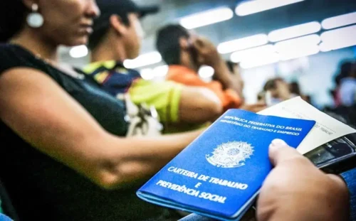 Taxa de desemprego no Brasil atinge patamar mais baixo desde 2015, revela IBGE