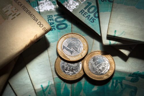 IBC-BR: Economia brasileira cai 0,06% em outubro, indicando desafios para o PIB