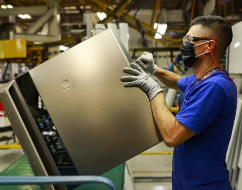 Índice de confiança da Indústria (ICI) alcança melhor resultado desde outubro de 2022, aponta FGV