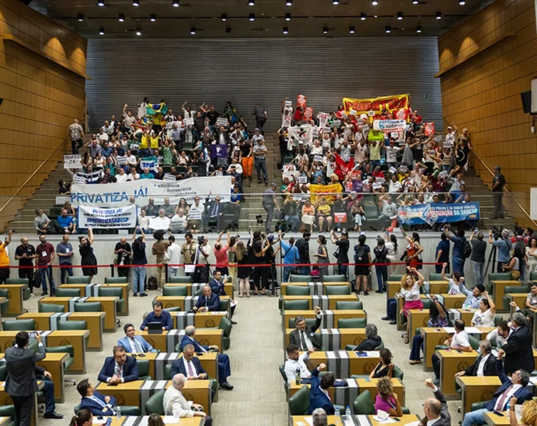 Alesp aprova projeto de privatização da Sabesp após intensos debates e confrontos