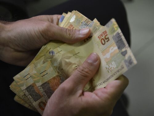 Lula formaliza o decreto que eleva o salário mínimo para R$1.412 em 2024