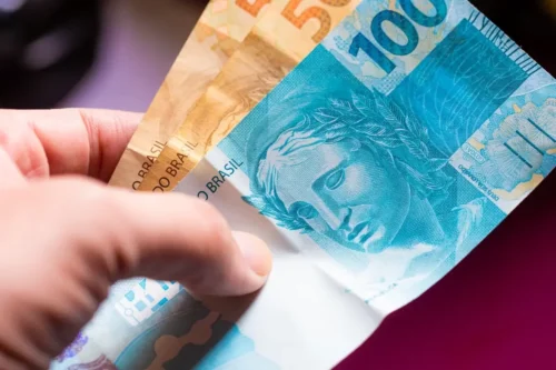 Projeções indicam aumento de 7% no salário mínimo para 2024