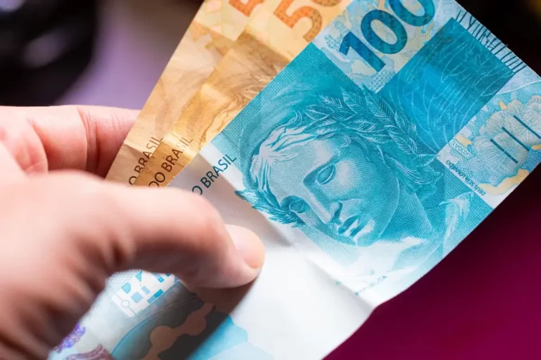 Projeções indicam aumento de 7% no salário mínimo para 2024