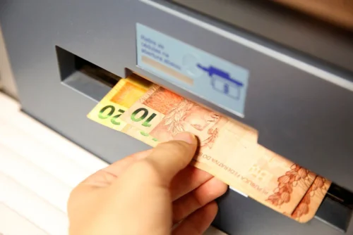 Saques na poupança superam aplicações em novembro, revela Banco Central