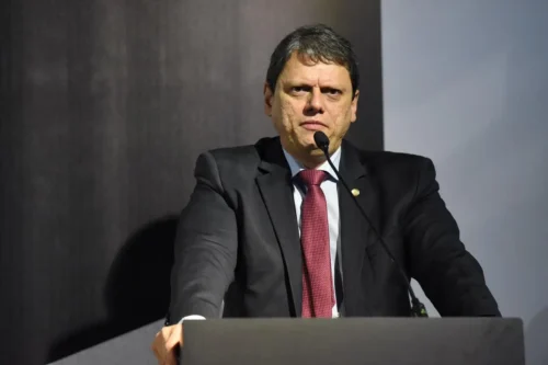 Tarcísio de Freitas critica reforma tributária durante evento da XP