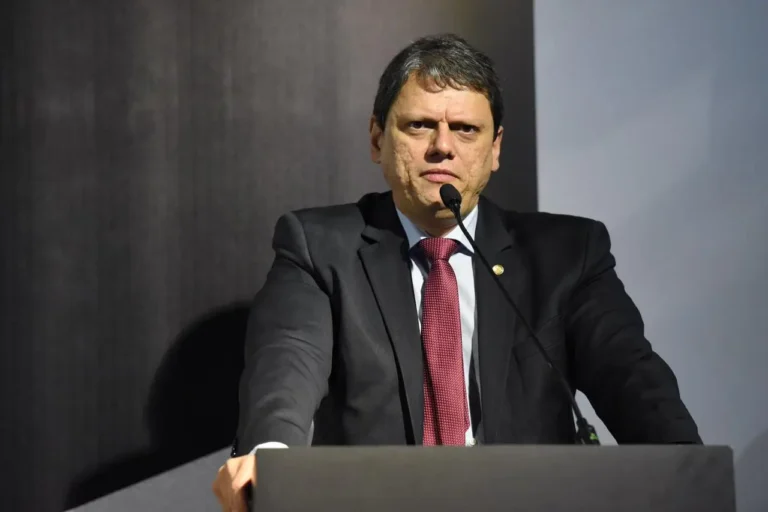 Tarcísio de Freitas critica reforma tributária durante evento da XP