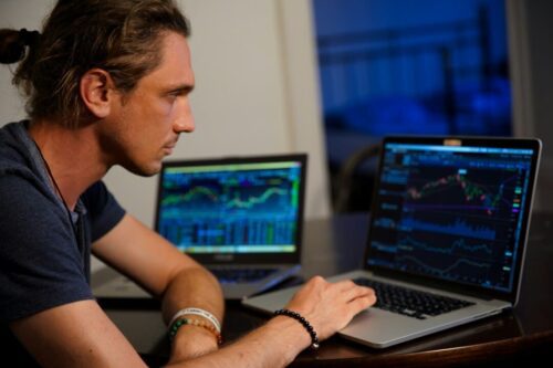 Na vida e no mundo dos investimentos, há um custo de oportunidade em qualquer escolha que você faz. Entenda o que é isso e aprenda a calculá-lo!