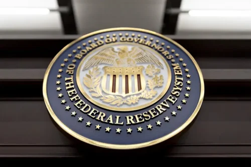 Juros EUA: Fed mantém taxas inalteradas, sem perspectivas de cortes futuros