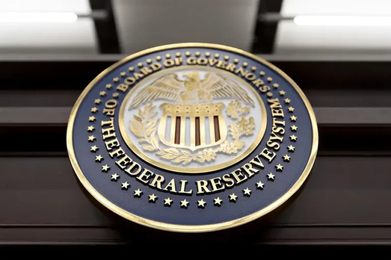 Juros EUA: Fed mantém taxas inalteradas, sem perspectivas de cortes futuros