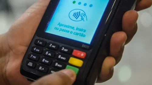 Taxa de juros do rotativo do cartão de crédito para pessoas físicas cai em novembro
