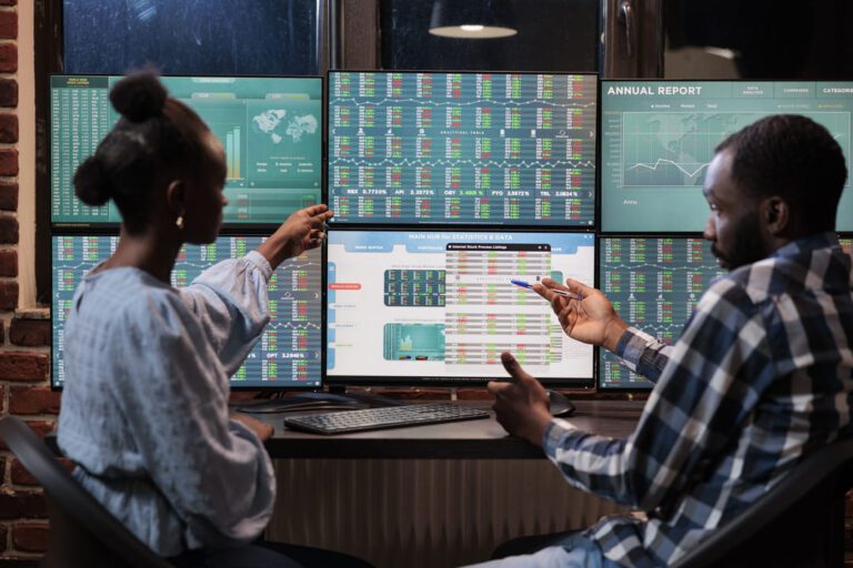 Investidores arrojados programando seus investimentos em mercado de balcão
