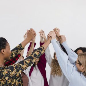 mulheres mais ricas do mundo: um grupo de mulheres de mão dadas e levantadas. Elas também representam a diversidade.
