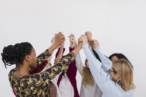mulheres mais ricas do mundo: um grupo de mulheres de mão dadas e levantadas. Elas também representam a diversidade.