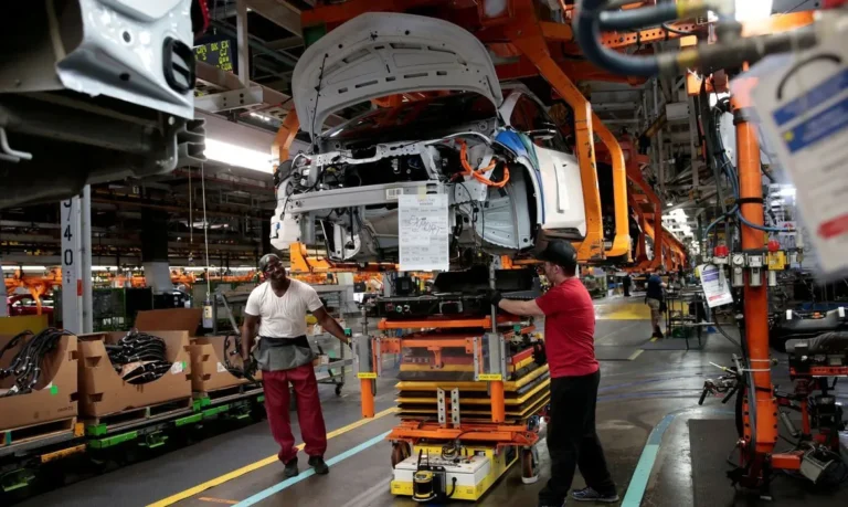 Produção Industrial Brasileira acelera 0,5% em novembro, segundo IBGE