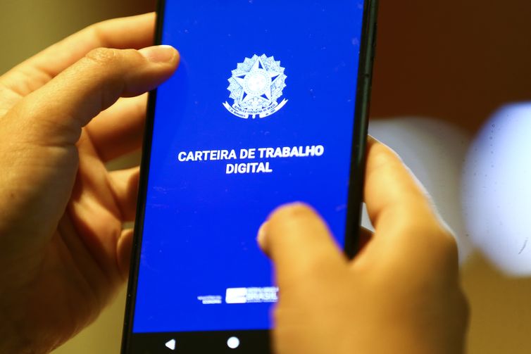 Taxa de desemprego encerra 2023 em 7,8%, menor registro desde 2014