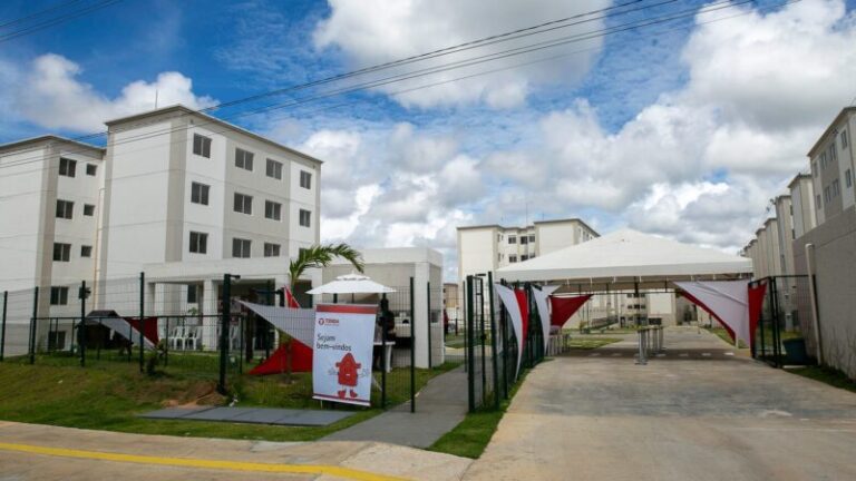 A Tenda (TEND3), uma das principais construtoras focadas em habitações de baixa renda, revelou suas projeções para 2024, incluindo a subsidiária Alea, em comunicado emitido nesta segunda-feira, 5. Antecipando as expectativas financeiras, a Tenda prevê vendas líquidas variando entre R$ 3,2 bilhões e R$ 3,5 bilhões, enquanto a Alea estima ficar entre R$ 400 milhões e R$ 500 milhões. No que diz respeito à margem bruta ajustada, a Tenda almeja uma faixa de 29% a 31%, contrastando com a Alea, cuja divisão de casas pré-fabricadas, estabelece expectativas entre 9% e 11%. Quanto ao Ebtida ajustado da Tenda, situando-se nos Lucros antes de juros, impostos, depreciação e amortização, a projeção oscila entre R$ 375 milhões e R$ 425 milhões. Por outro lado, a Alea, em fase de ajustes no negócio, projeta um Ebitda ajustado negativo de R$ 50 milhões a R$ 30 milhões para 2024. A empresa esclarece que essas projeções excluem o programa Pode Entrar e o Regime Especial de Tributação para Incorporações Imobiliárias (RET1), cuja alíquota efetiva de imposto é de 1% sobre a receita proveniente da faixa 1 do programa Minha Casa, Minha Vida. A Tenda destaca que o programa Pode Entrar possui um potencial de Valor Geral de Vendas (VGV) de aproximadamente R$ 577,1 milhões, e caso todos os projetos sejam contratados, as projeções poderão ser revisadas. Ações da Tenda passam a integrar o IBrX-100 Em outro comunicado divulgado na mesma noite, a empresa anunciou que as ações ordinárias da Tenda foram incluídas no Índice Brasil 100 da B3, conhecido como IBrX 100. A inclusão no índice, que avalia o desempenho das companhias listadas, aumenta a visibilidade da Tenda e amplia o interesse de um maior número de fundos de investimento pela ação TEND3. "A entrada no IBrX 100 representa uma conquista significativa para a companhia e seus acionistas", ressalta a construtora.