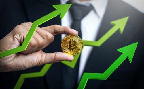 Homem de terno segurando criptomoeda, representando o ETF de Bitcoin. Ilustração de setas na cor verde indicam crescimento.
