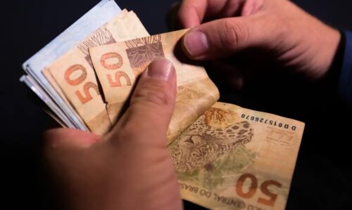 Confira a notícia sobre o reajuste do salário mínimo para 2024, agora fixado em R$ 1.412.