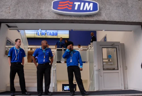 TIM registra lucro líquido de R$ 900 milhões no 4T23, superando expectativas