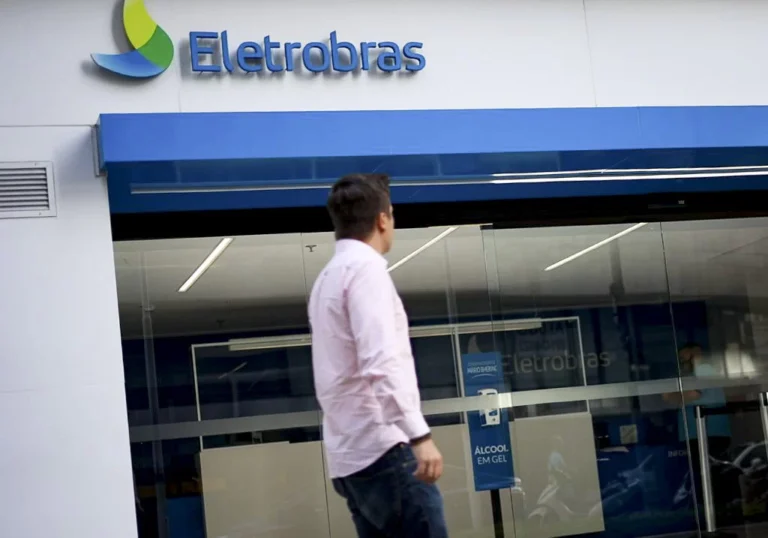 Ações da Eletrobras caem 3% com notícia sobre disputa de poder de voto com governo
