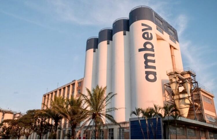 Ambev (ABEV3) anuncia distribuição de bilhões em proventos