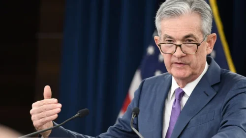 Powell não dá "pistas" sobre corte de juros e diz que há tempo para decisão