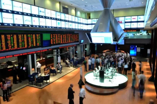 S&P 500 e Nasdaq buscam direção sob aposta de adiamento no corte de juros