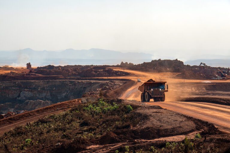 Queda dos preços do minério de ferro atinge nível crítico com rumores sobre restrição à produção de aço