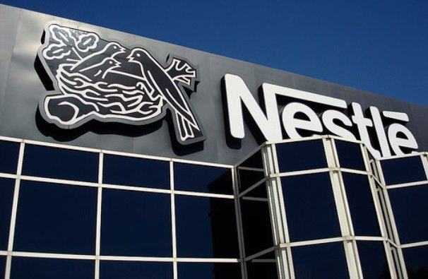 Baixa demanda nos EUA impulsiona queda de 6% nas vendas globais da Nestlé