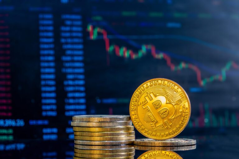 Bitcoin busca fundo de canal de baixa e reduz perdas; tendência ainda incerta
