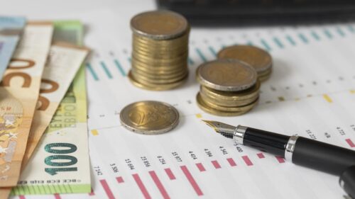 A onda de pessimismo no mercado financeiro eleva as projeções de juros para 2025