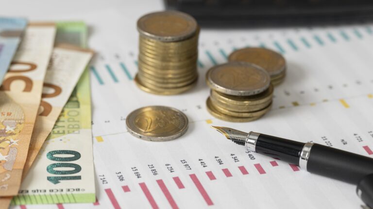 A onda de pessimismo no mercado financeiro eleva as projeções de juros para 2025