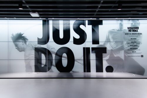Nike enfrenta críticas e concorrência em meio a mudanças na estratégia de vendas