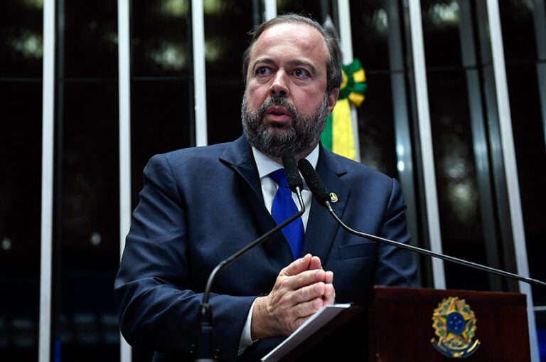 PETR4: Alexandre Silveira nega demissão de presidente de Prates e discute dividendos em coletiva