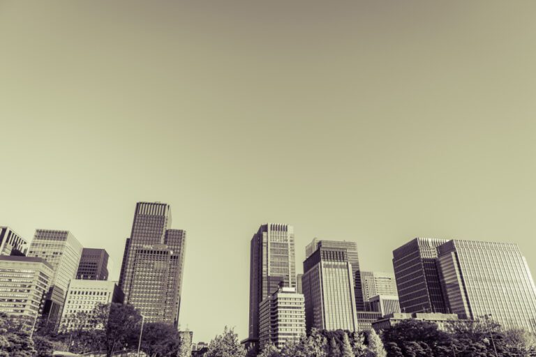 um horizonte de cidade com edifícios altos