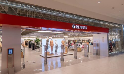 Faxada da Lojas Renner em vermelho com logo no centro
