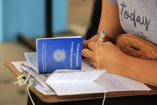 Brasil gera 240 mil empregos formais em abril, segundo Caged