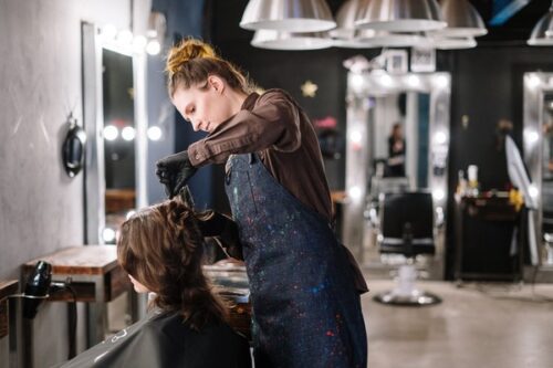 uma cabelereira arrumando o cabelo
