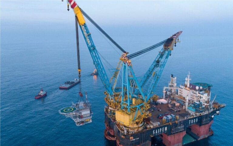 Navio petroleiro em auto mar