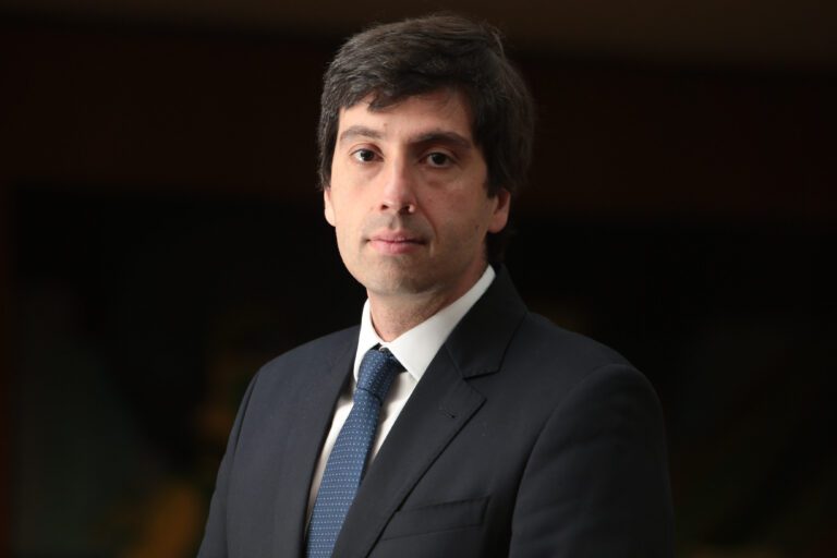 Diogo Guillen, diretor do BC de terno e gravata com fundo desfocado